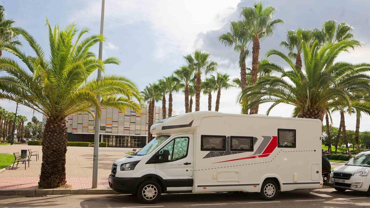 Una autocaravana aparcada.