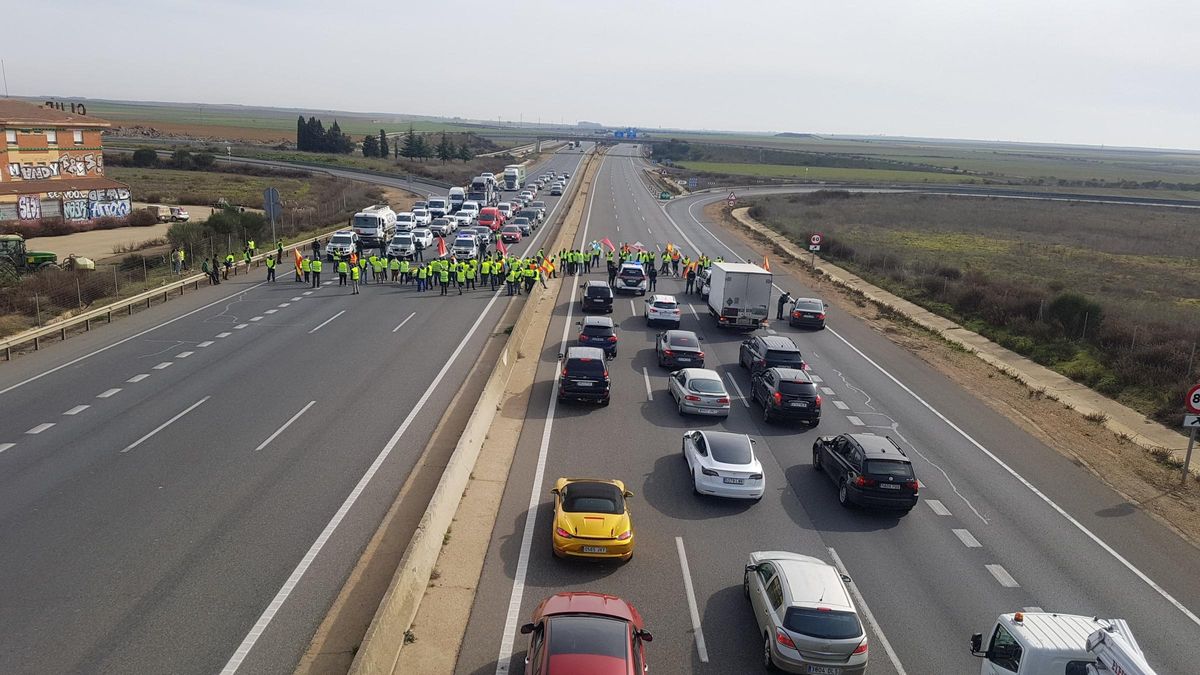 Los agricultores zamoranos cortan la A-6 en Benavente