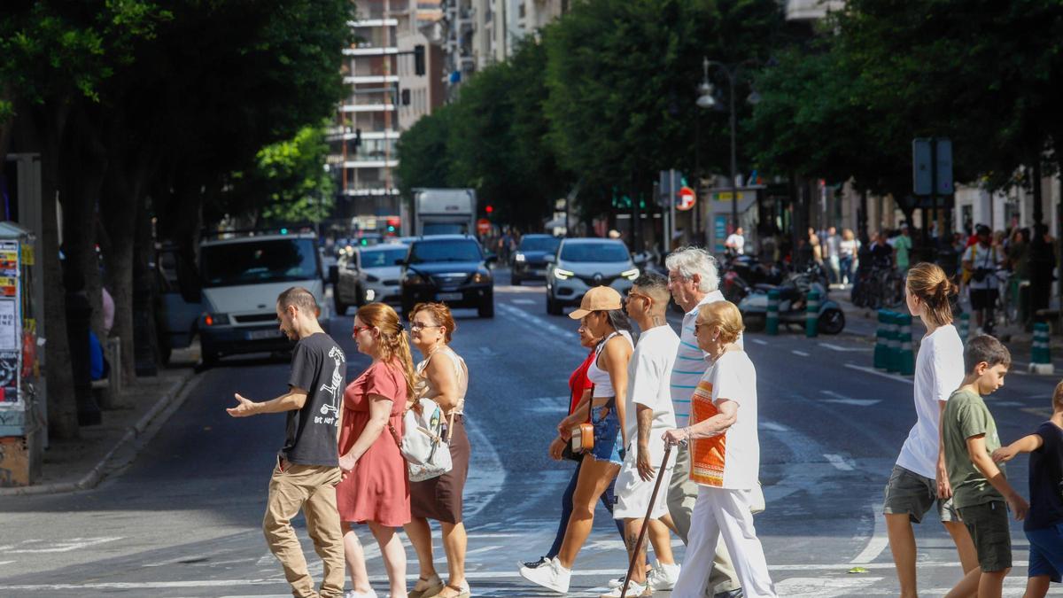 Gente paseando este domingo por el centro de València.