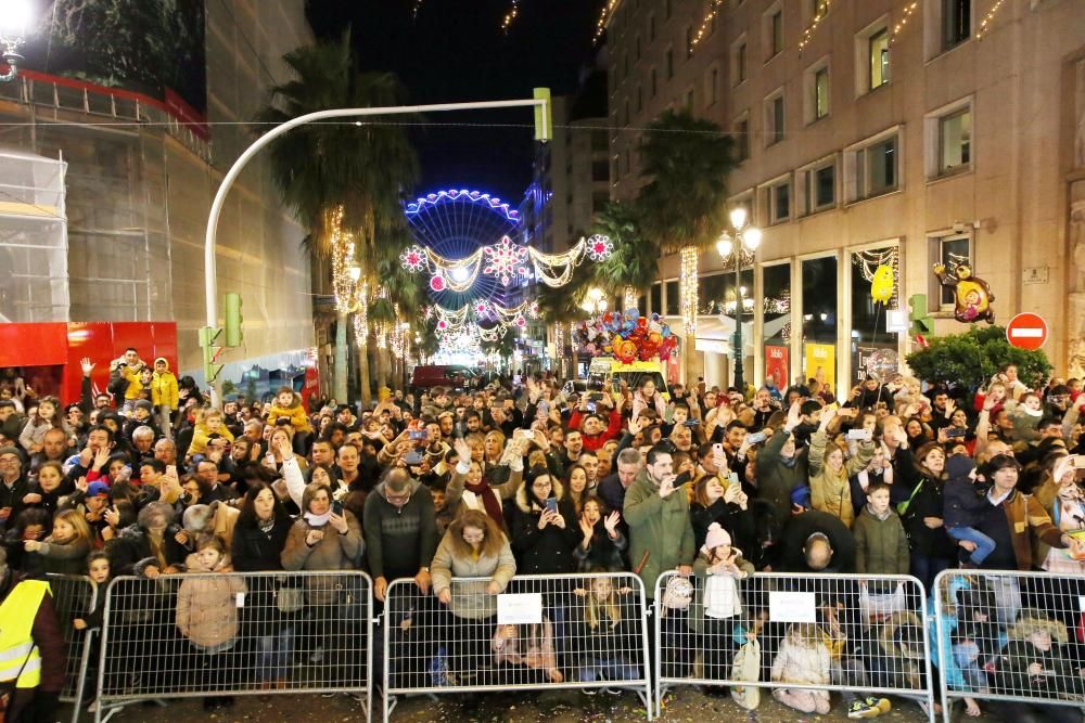 Miles de niños y niñas disfrutan junto a sus familias del desfile récord de la ciudad olívica. Melchor, Gaspar y Baltasar lanzaron caramelos desde sus carrozas.