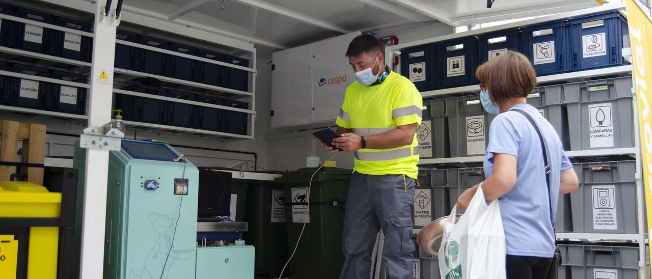 Una mujer se dispone a entregar diversos residuos en uno de los ecoparques móviles ya en funcionamiento.
