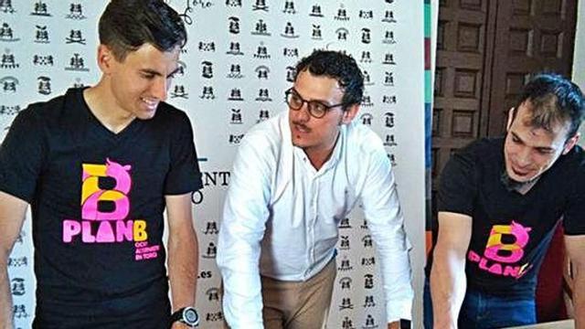 Tomás del Bien (centro) con los responsables de la empresa que gestiona el programa en Toro.