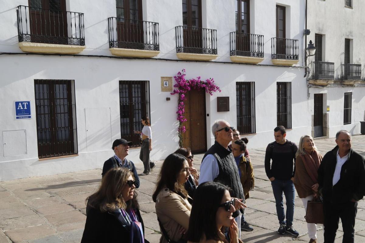 Un grupo de visitantes en el casco histórico de Córdoba, delante de unos apartamentos turísticos