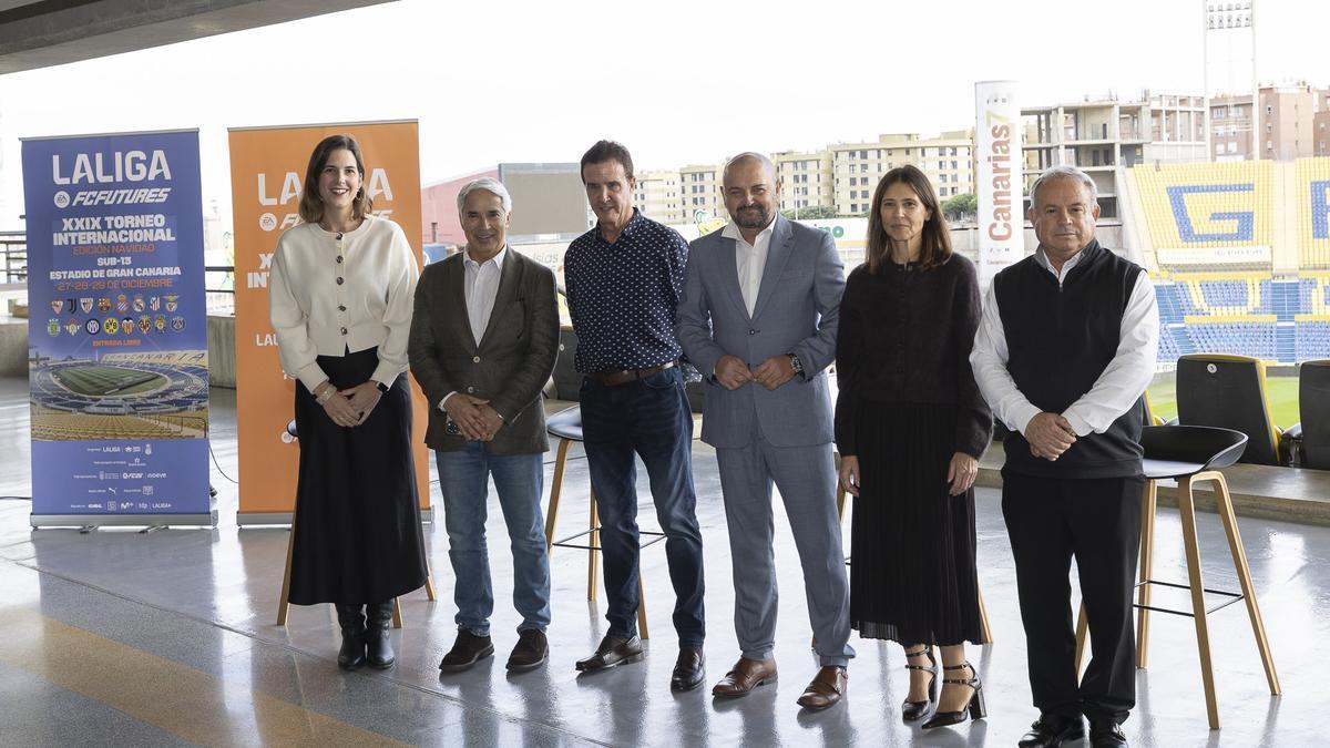 El consejero Carlos Álamo, escoltado por De la Morena, Patricio Viñayo, Clara Campoamor, así como Cristina Sánchez y Domingo Espino.