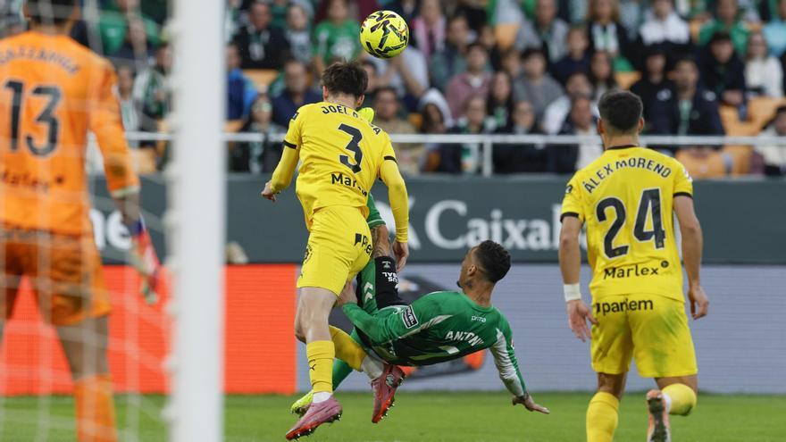 El Betis recurre la roja de Antony: "Lo tenemos que intentar, sé de la importancia del derbi"