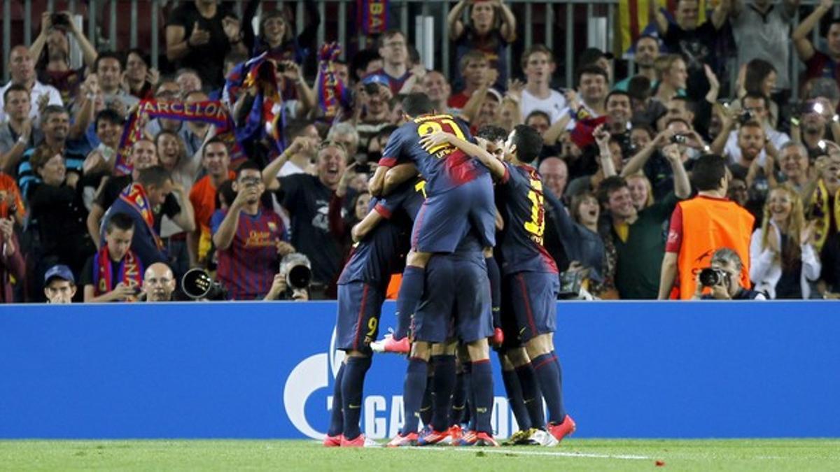 Los espectadores aplauden al Barça, que celebra el tercer gol ante el Spartak.