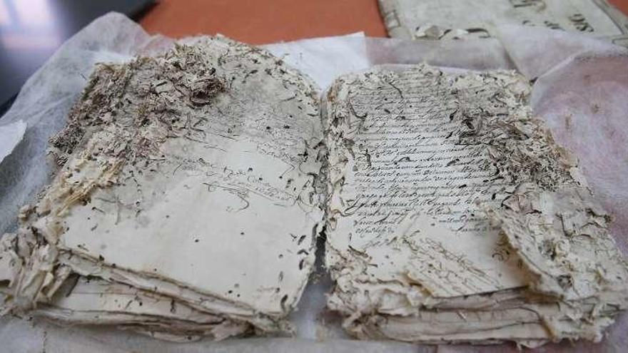 El antes y el después de un documento restaurado en el Archivo