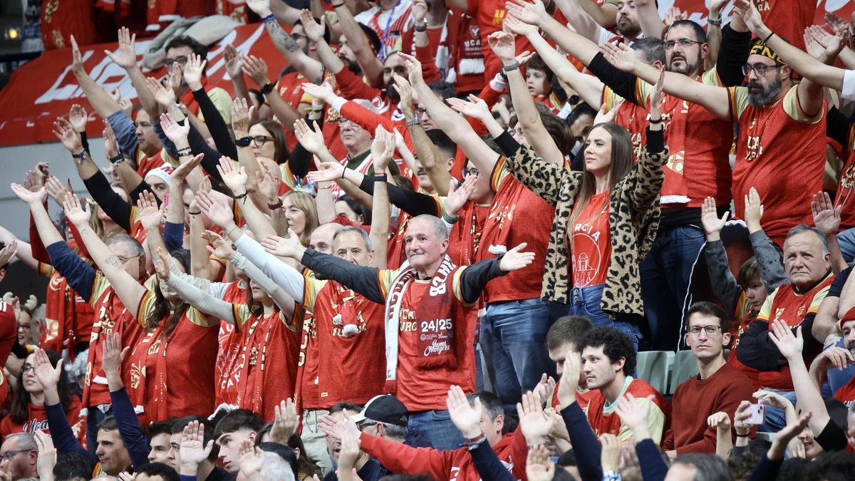 Miembros de la Peña Sadiel Rojas durante la victoria del pasado domingo del UCAM Murcia ante Valencia.