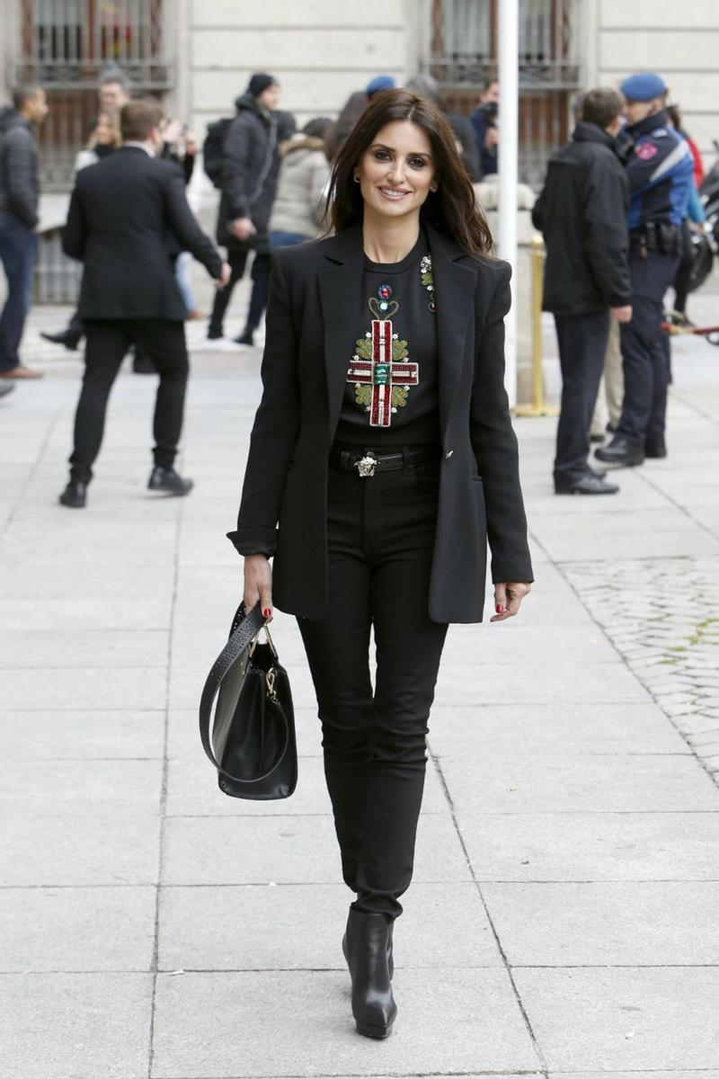 El total black Versace de Penélope Cruz en Madrid