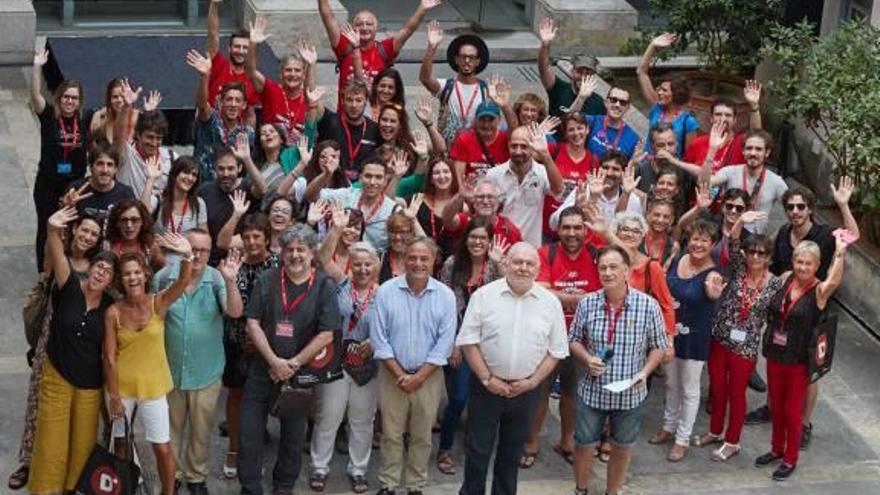 Foto de família de les autoritats amb representants de les companyies del Fitag.