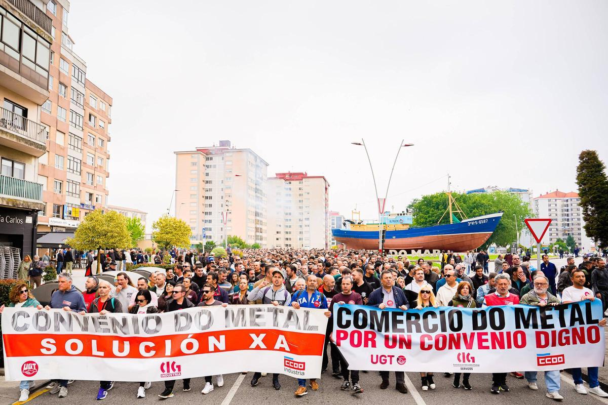 Miles de trabajadores del metal vuelven a recorrer las calles de Vigo por su convenio colectivo