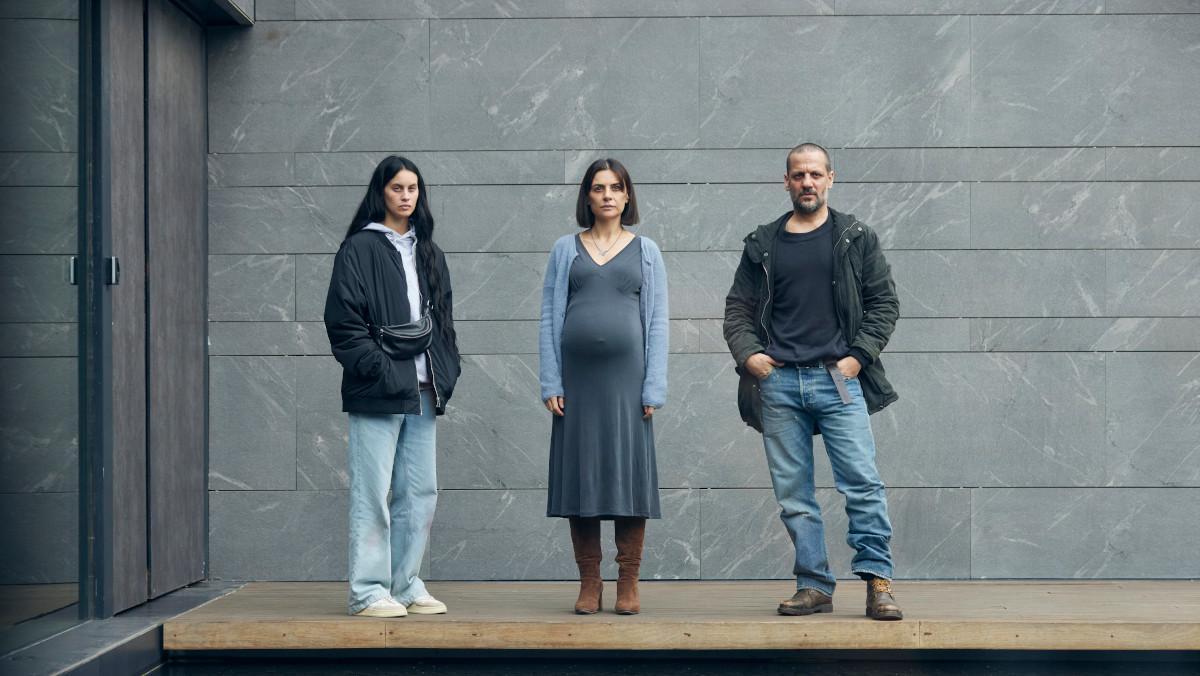 Los actores, en el edificio de Sant Cugat que sirve como una de las localizaciones de la serie.