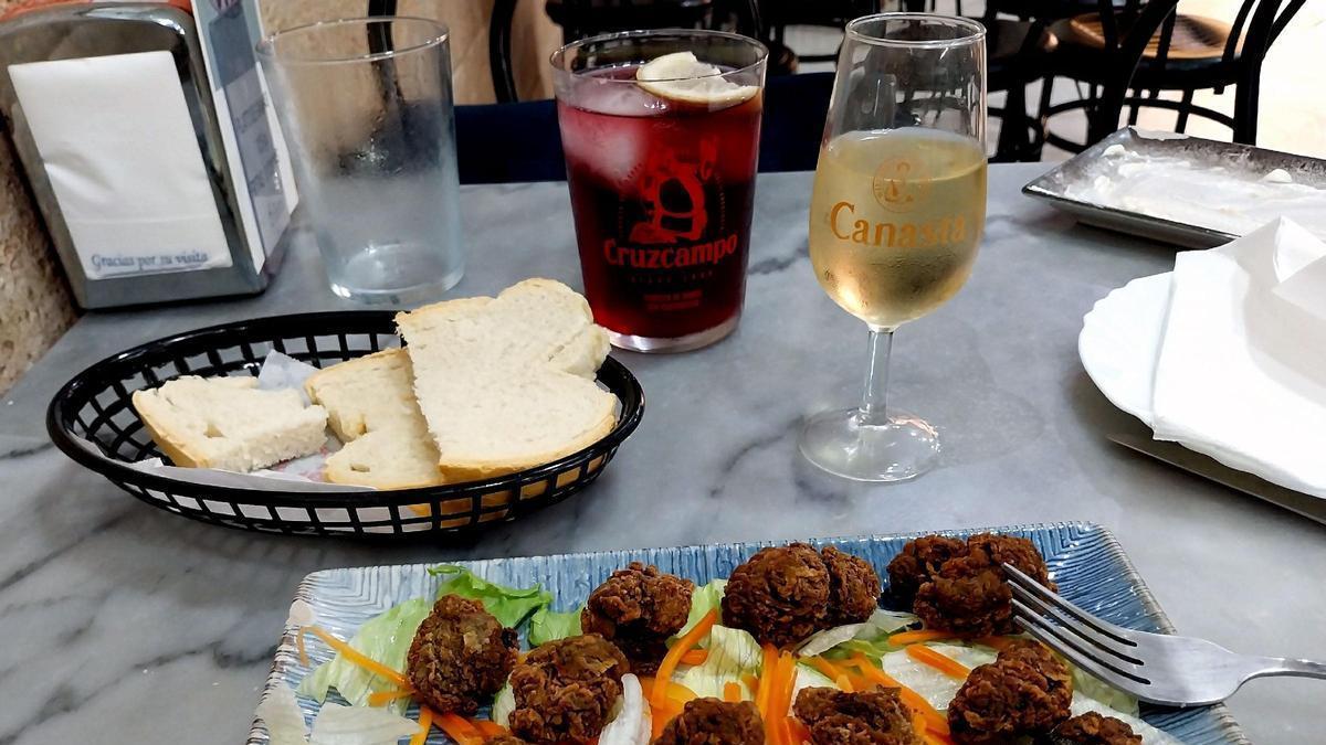 Ortiguillas de Cádiz, tinto de verano y copa de fino