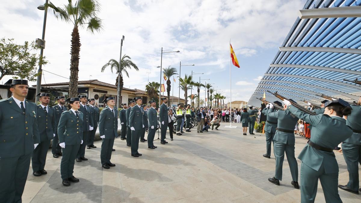 Salva de honor durante el acto del día de la patrona de la Guardia  Civil en el paseo Vista Alegre de Torrevieja