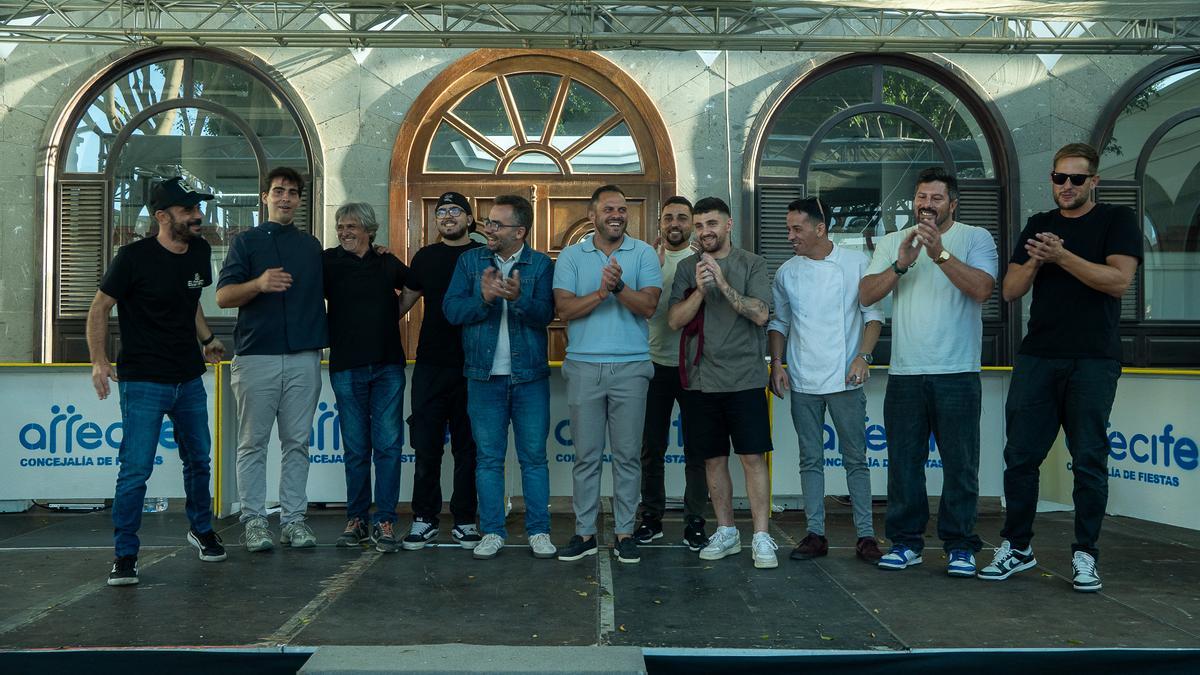 Echedey Eugenio y Yonathan de León, con los ganadores del concurso de ventorillos de Navidad, en La Recova.