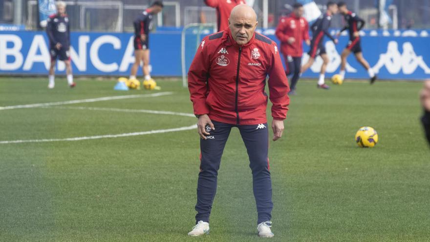 Óscar Gilsanz, entrenador del Deportivo, en una sesión en Abegondo
