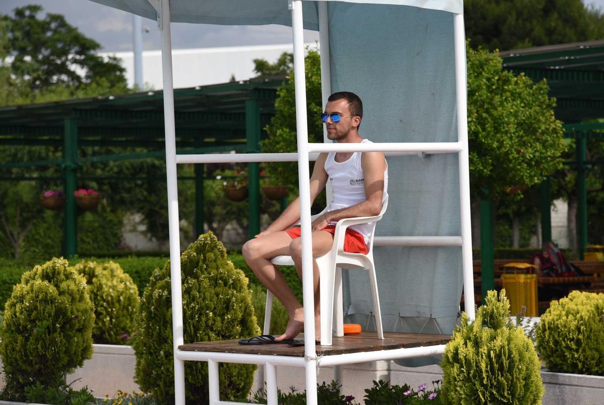 Un socorrista en una piscina municipal de Zaragoza