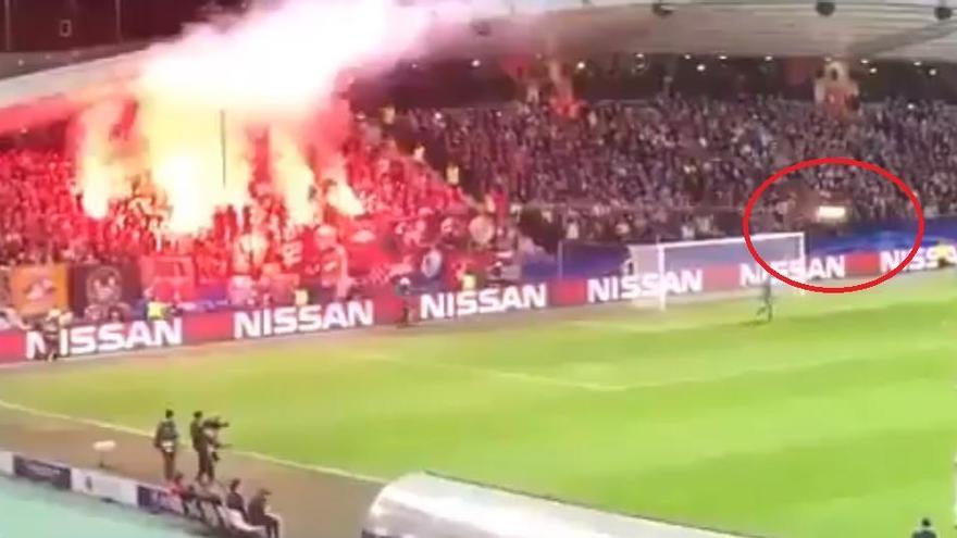 La bengala propulsada de los ultras del Spartak de Moscú