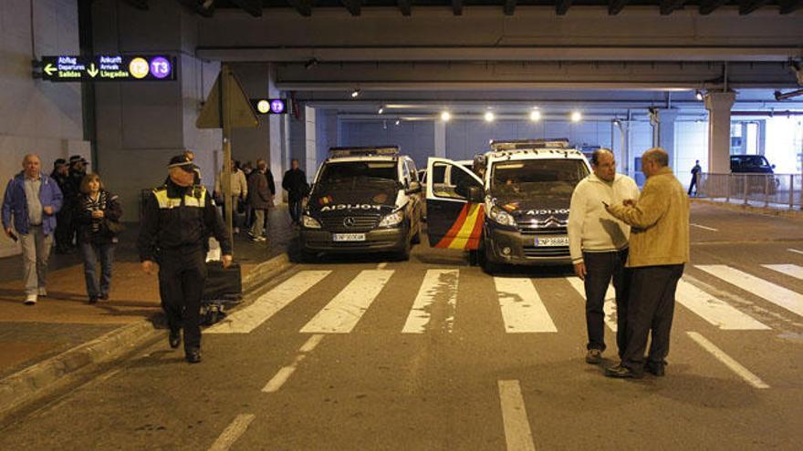 Los taxistas mantendrán la huelga en el aeropuerto hasta que la Junta atienda sus reivindicaciones.