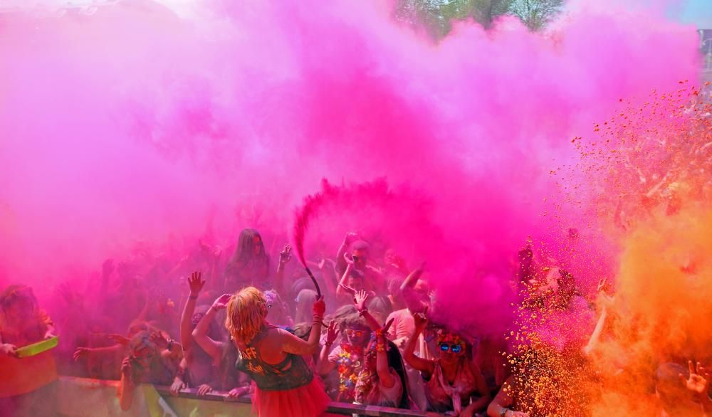 La carrera más colorida reúne a miles de participantes en Vigo