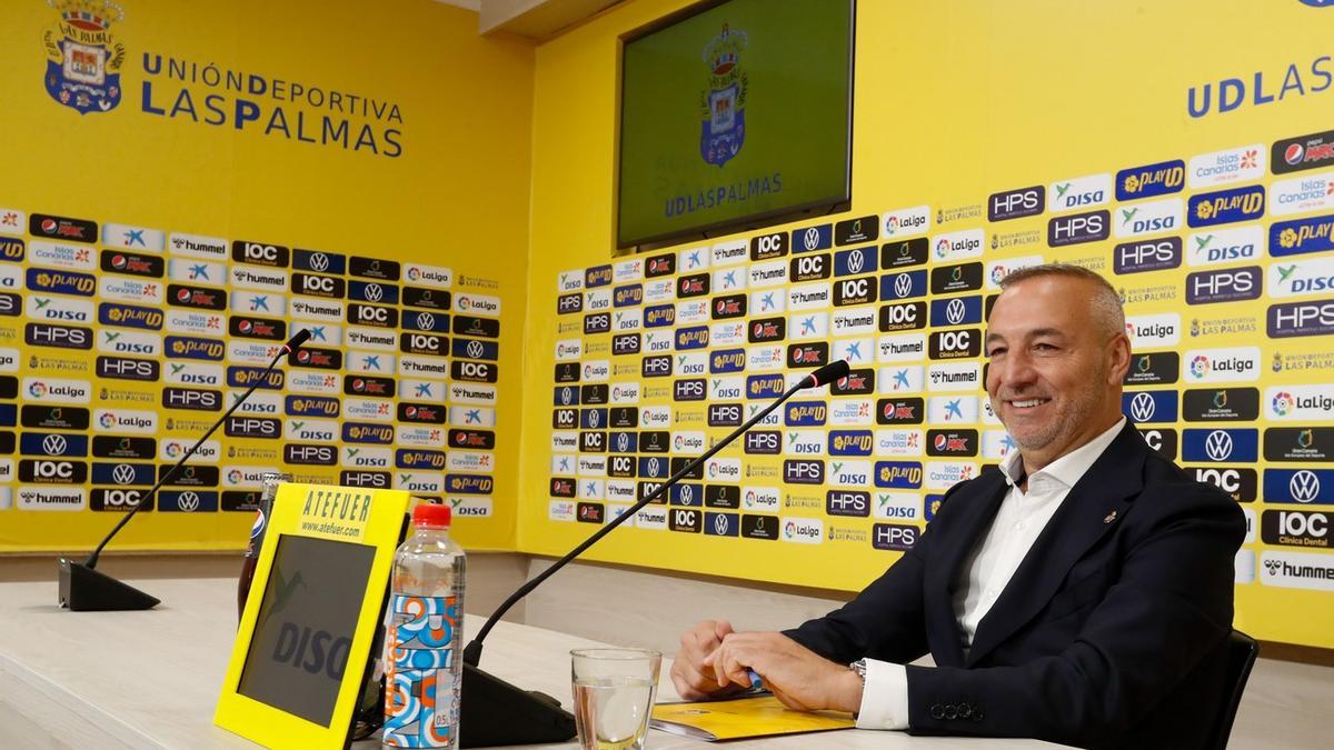 Ramírez anuncia que la UD destinará algo más tres millones para reforzar la plantilla y apuesta por el bloque actual.
