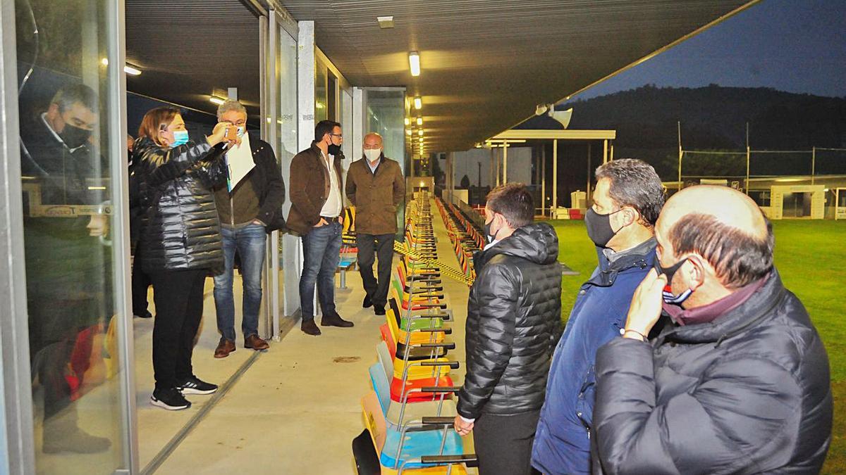 La técnica de la Federación Española realizando fotos a la iluminación del estadio. |  // I. ABELLA