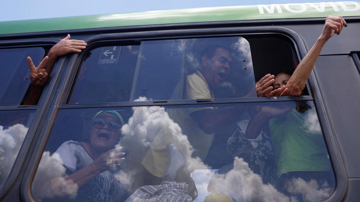 Simpatizantes de Jair Bolsonaro, tras ser desalojados de un campamento frente al cuartel del Ejército en Brasilia.