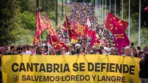 Manifestantes en Loredo denunciando la masificación turística en Cantabria.