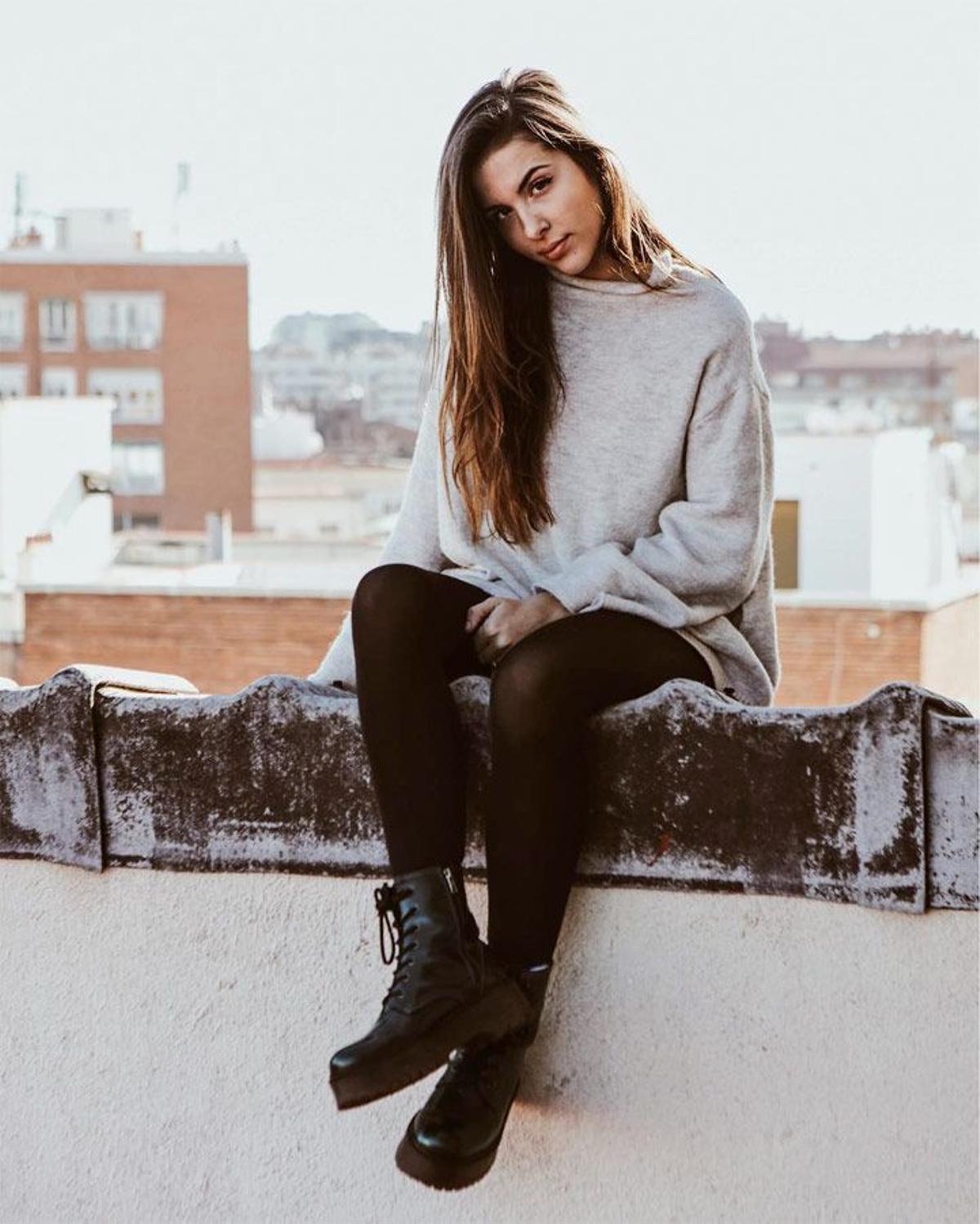 La 'influencer' Raquel Yáñez con jersey 'oversize' y leggings