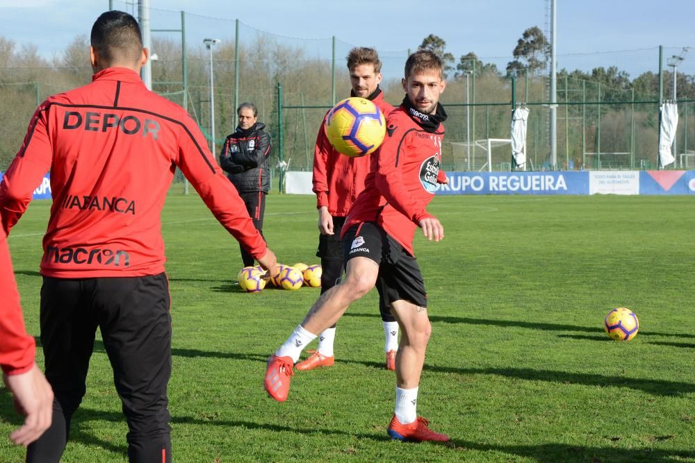 El preparador deportivista, Natxo González, ha facilitado la convocatoria del equipo coruñés tras el entrenamiento de esta mañana.