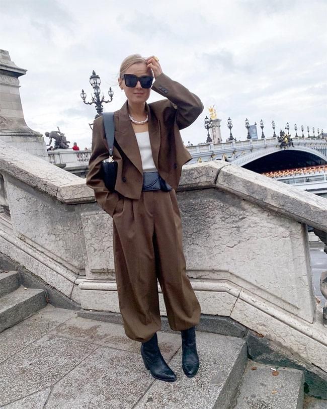 La editora de moda Anna Borisovna con traje de chaqueta 'cropped' de Zara