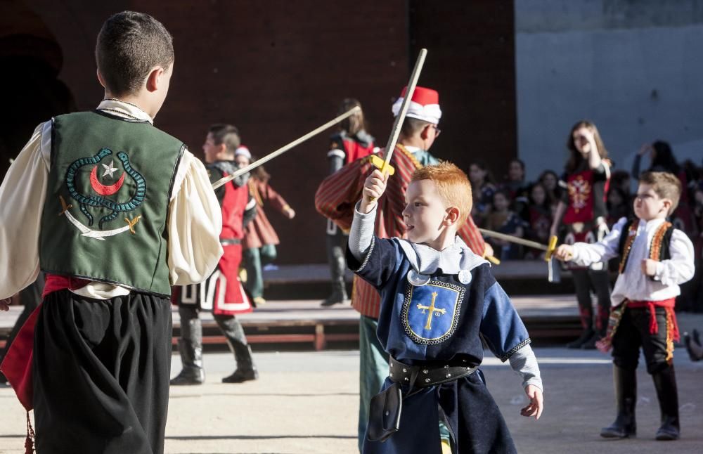 Un centenar de chavales, integrantes de las comparsas de San Vicente, celebran por segundo año la Embajada Infantil a las puertas del Castillo.