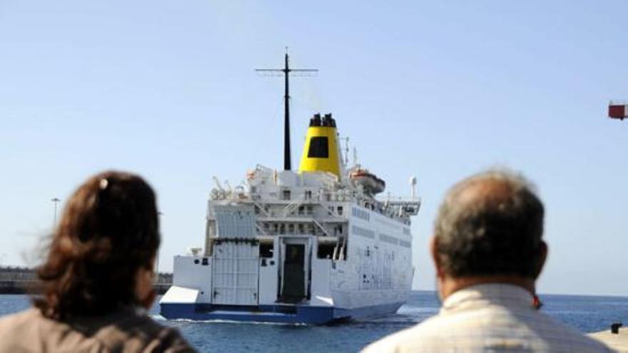 El  ferry &#039;Betancuria&#039;, ayer, en el puerto de Arrecife. i  JAVIER FUENTES