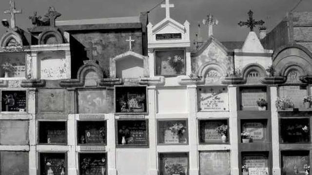 Nichos en Aldán 1887-1906 trasladados do antigo camposanto. // Arquivo