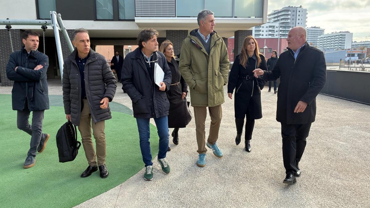 El alcalde de Badalona, Xavier Garcia Albiol, y representantes del gobierno local ante la promoción de pisos que se adjudicarán en 2026