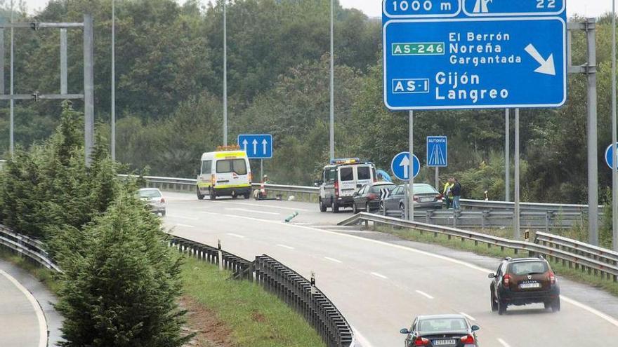 El equipo de atestados de la Guardia Civil, en el lugar del accidente, ayer.