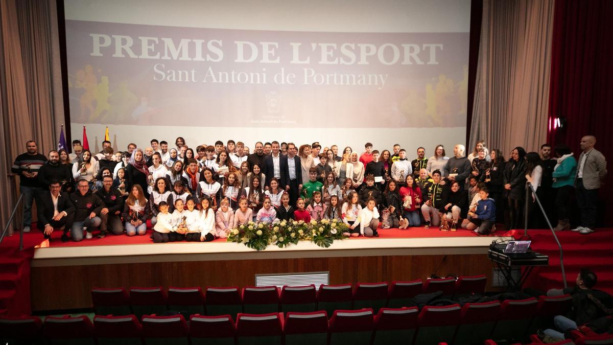 Foto de familia de los premiados al final de la ceremonia, celebrada en el cine Regio el pasado sábado.