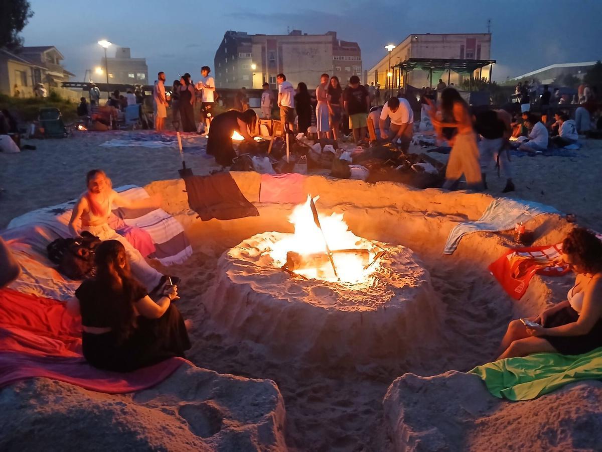 La noche de San Xoán en la playa de Rodeira, en Cangas. La noche de San Xoán en la playa de Rodeira, en Cangas.