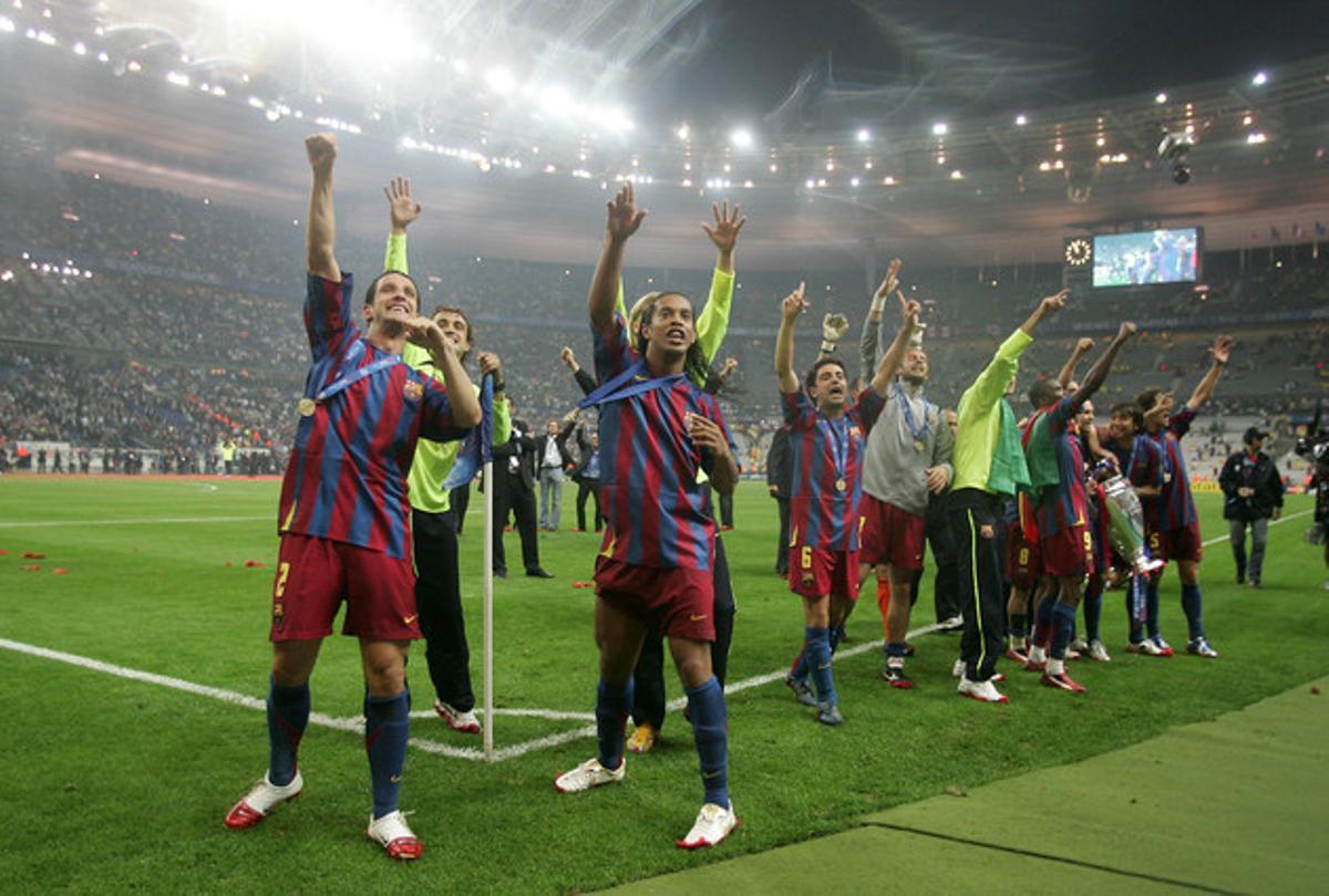 Belletti, Ronaldinho, Xavi...El equipo dedica la segunda Copa de Europa a los aficionados culés.