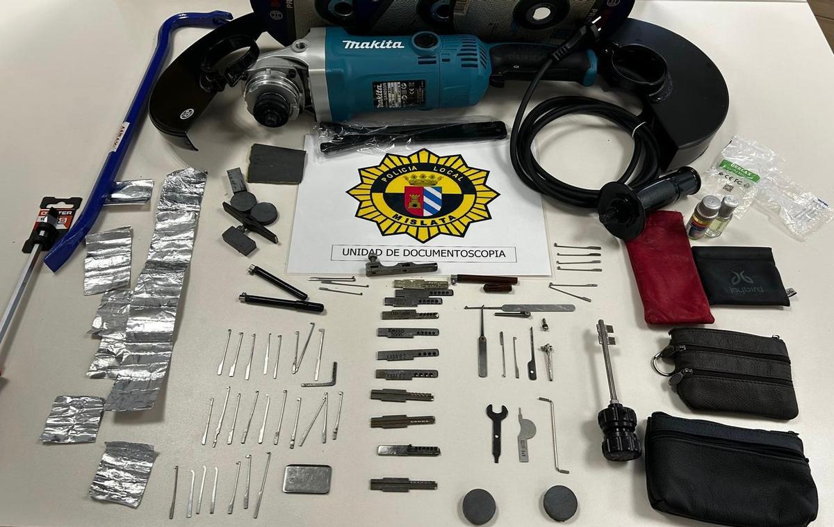 Los útiles incautados en un doble fondo del vehículo-.