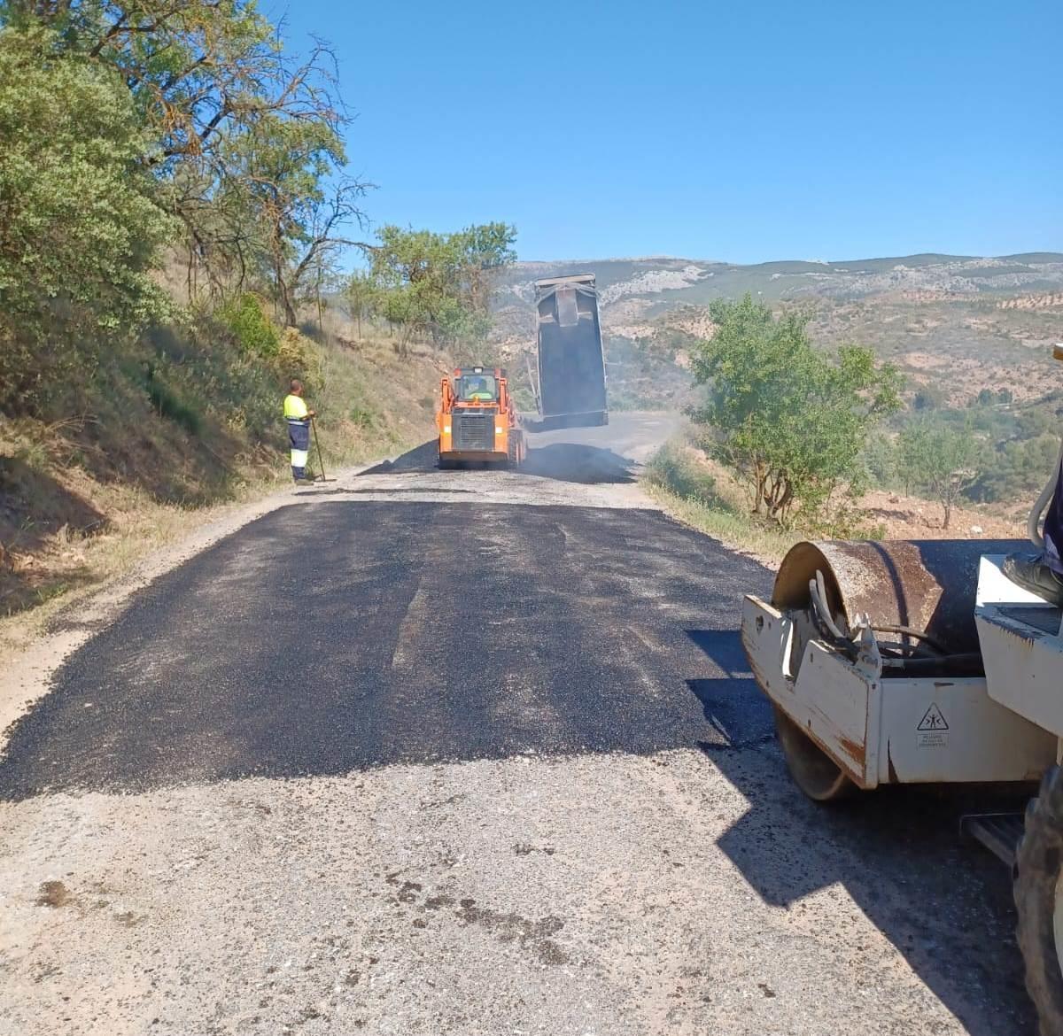 Los operarios están nivelando el pavimento de la MA-5401 donde hay baches.