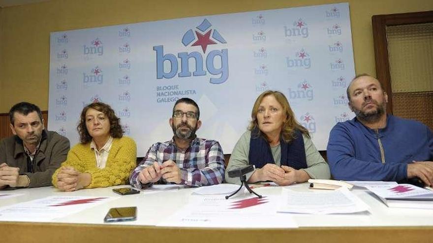 Representantes del BNG de las dos comarcas ayer, en la sede del partido en Lalín. // Bernabé/Javier Lalín