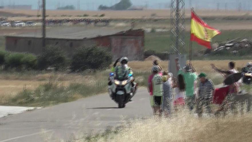 VÍDEO | Un guardia civil de Zamora se pone en pie sobre su moto ante la bandera de España durante la Vuelta Ciclista