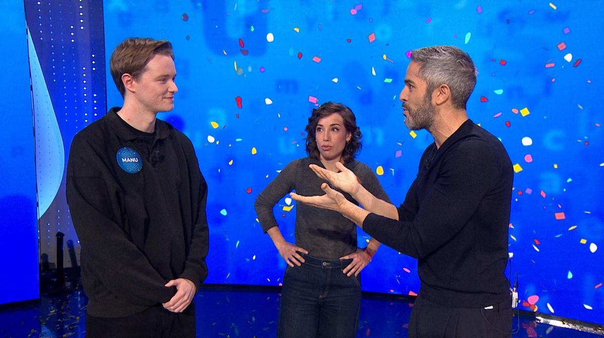 Los concursantes Manu y Rosa, junto a Roberto Leal en el plató de 'Pasapalabra'