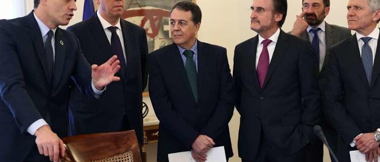 Muñoz Codina (c.), con José Vicente de los Mozos (2i.), Sánchez y otros representantes del sector. // Efe