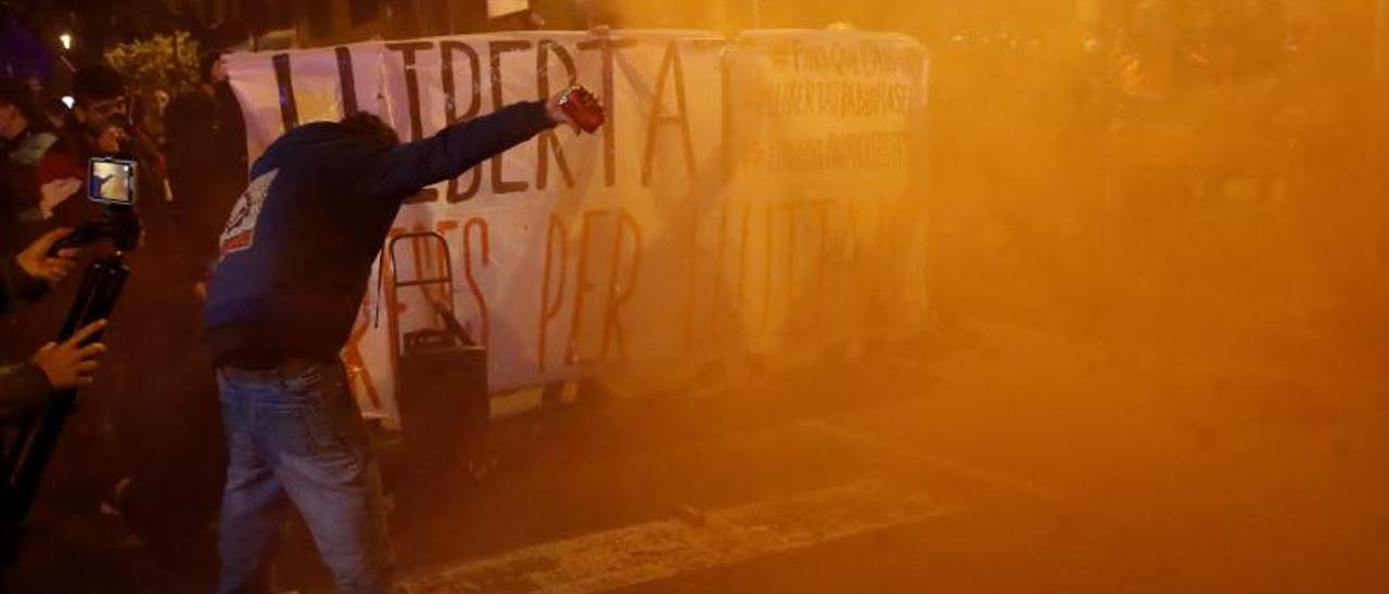 Lanzan botellas y piedras a Mossos en la protesta por Hasel en Barcelona