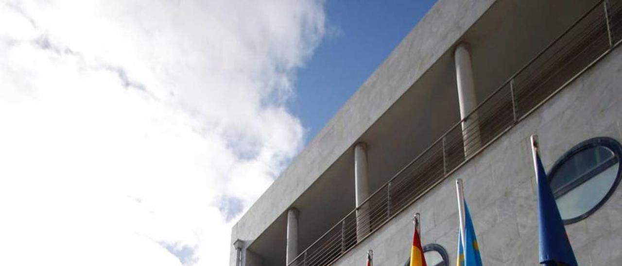 La bandera de la Unión Europea, a la izquierda, en el Museo Marítimo de Luanco.