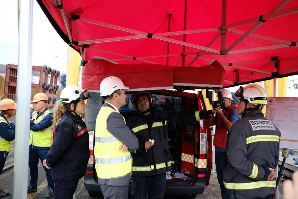 Simulacro de incendio en un buque en el Puerto de La Luz