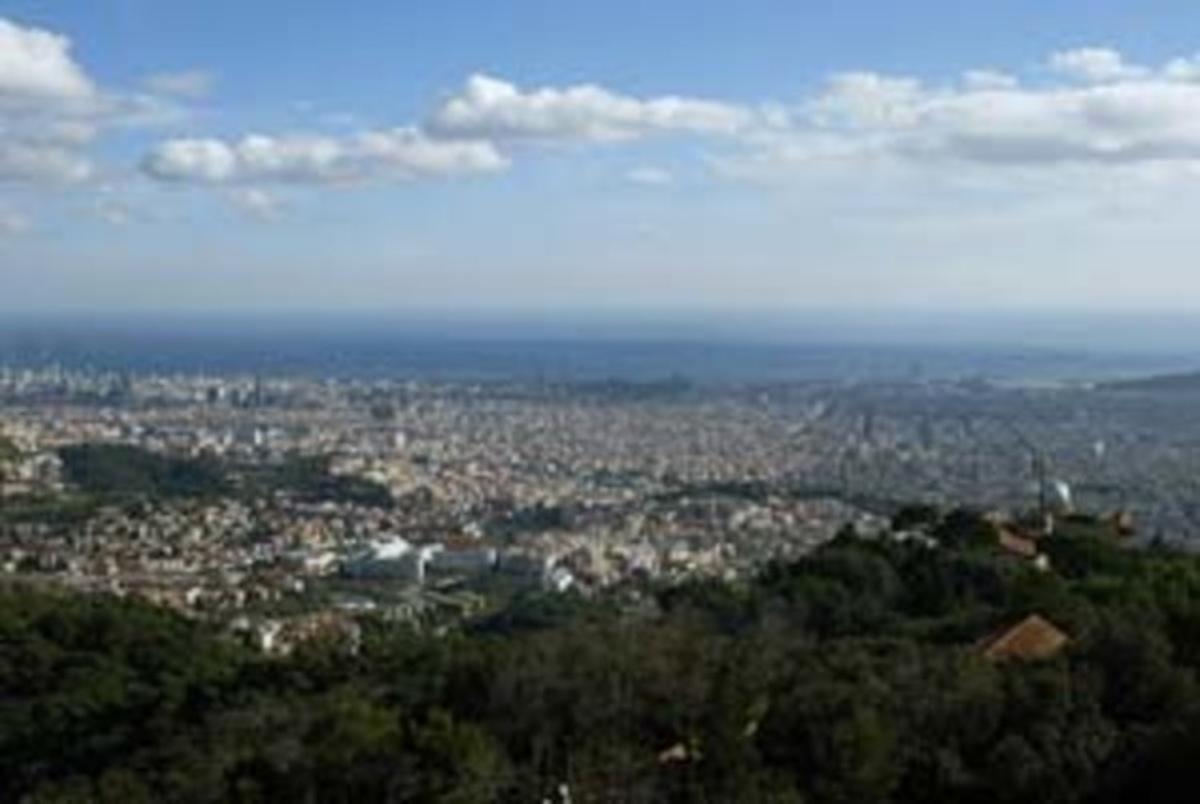 Vista panoràmica de Barcelona en un dia clar de novembre del 2010.