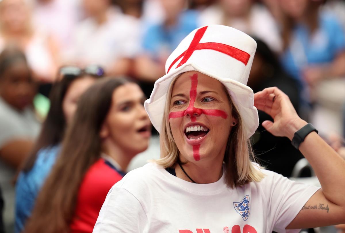 London (United Kingdom), 20/08/2023.- England fans get ready to watch England Womens World Cup final match against Spain at Wembley Box Park fan zone in London, Britain, 20 August 2023. (Mundial de Fútbol, España, Reino Unido, Londres) EFE/EPA/ANDY RAIN